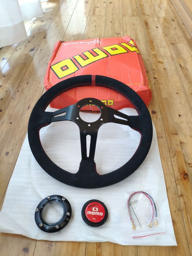 新品・未使用 MOMO スタイル スエード革 ステアリング 14インチ 35cm