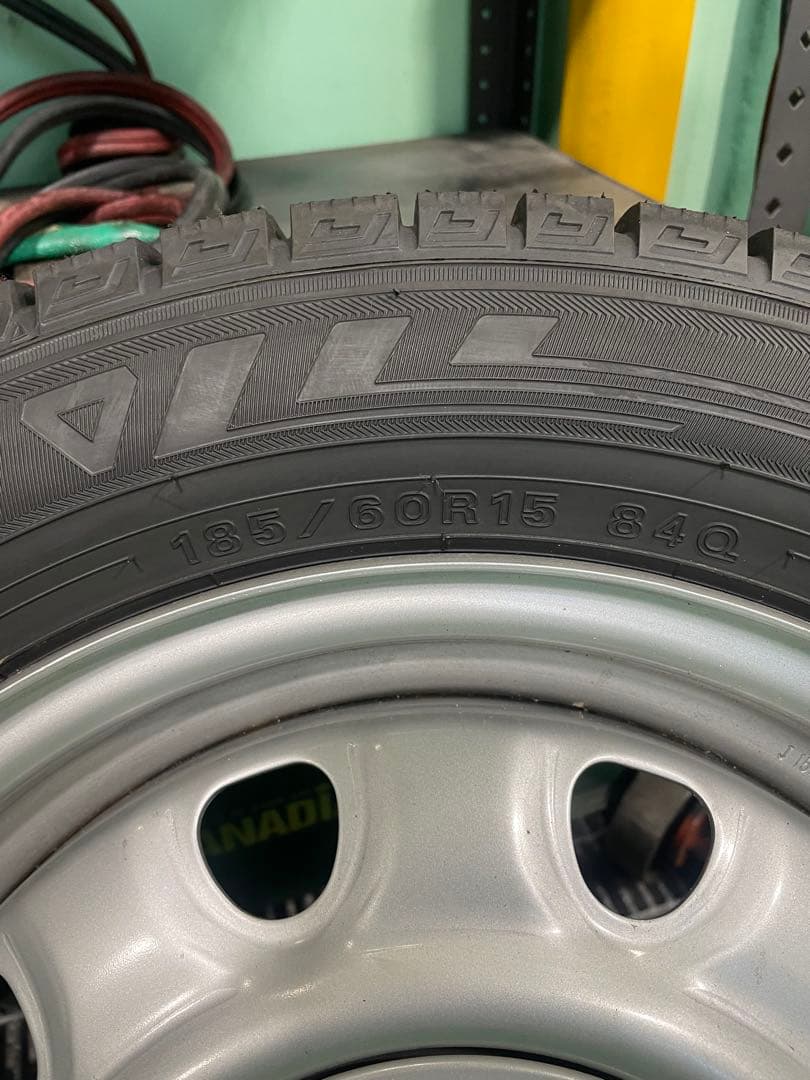 185/60R15 スタッドレスタイヤダンロップ 2024年製タイヤほぼ未使用