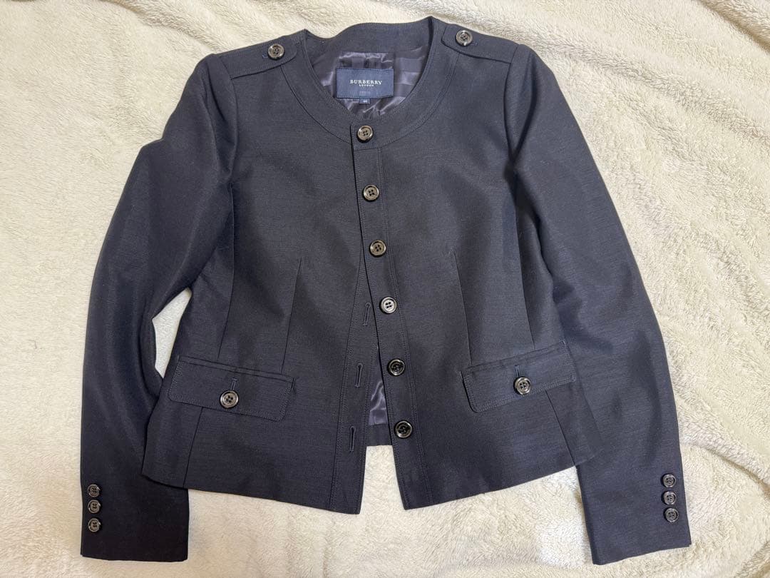 美品　バーバリーロンドン　ノーカラージャケット　シルク混　ロゴボタン　Ｌ