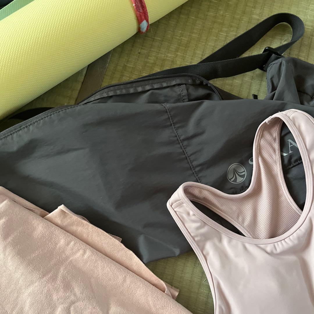 ヨガウェアセット タンクトップとレギンス　ヨガマット✖️1 シート✖️2枚