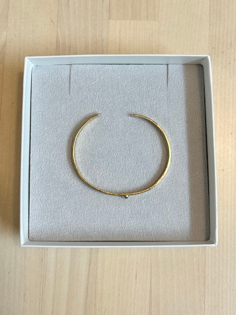 CHAN LUU ゴールド色のバングル ルビー付き