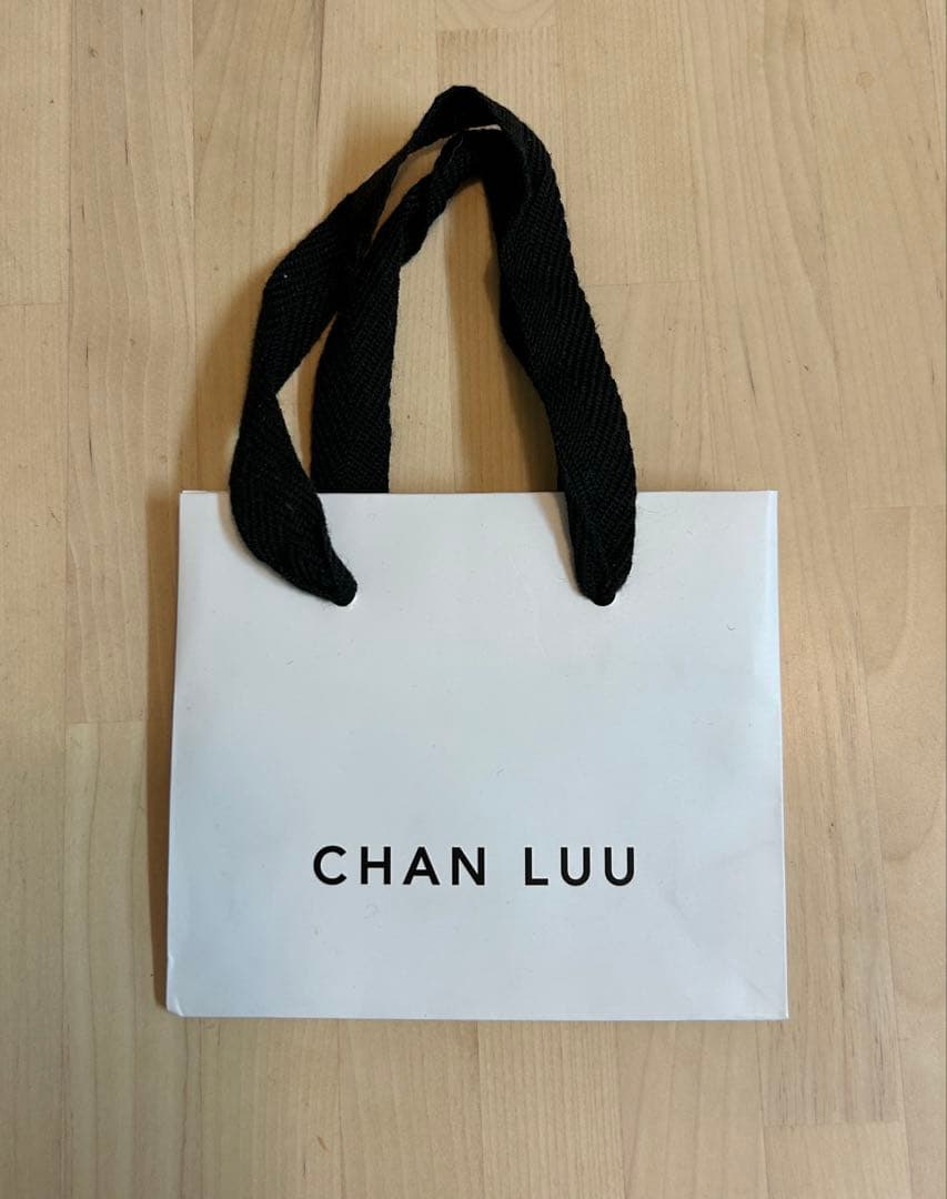 CHAN LUU ゴールド色のバングル ルビー付き