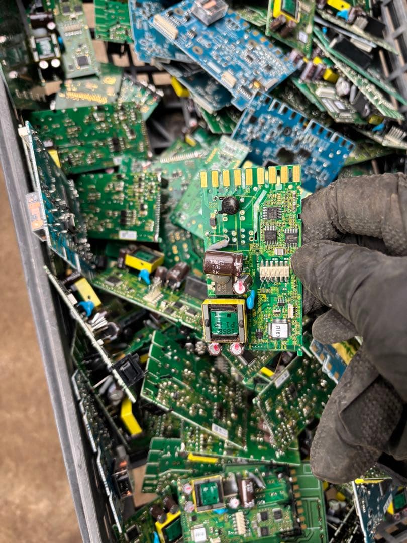 (約2.7キロ)ジャンク品。電磁基盤 。マザーボード