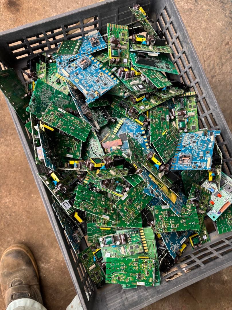 (約2.7キロ)ジャンク品。電磁基盤 。マザーボード