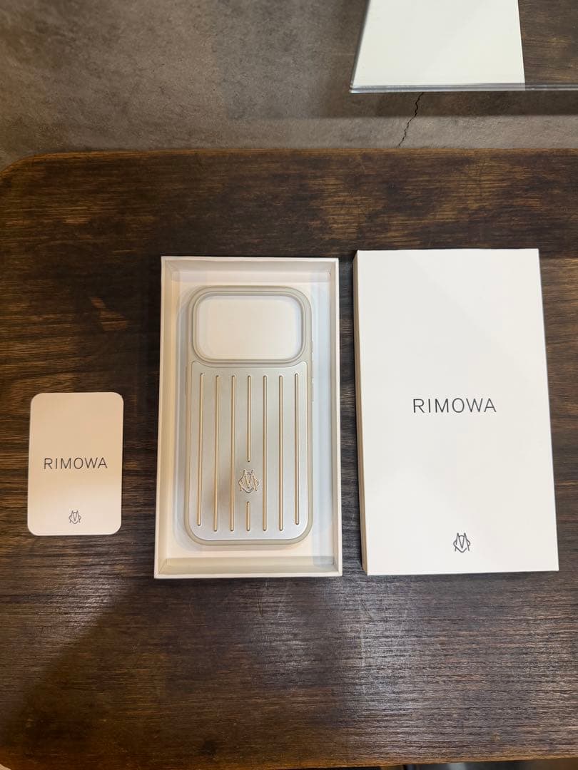 RIMOWA iPhone17pro ケース シルバー