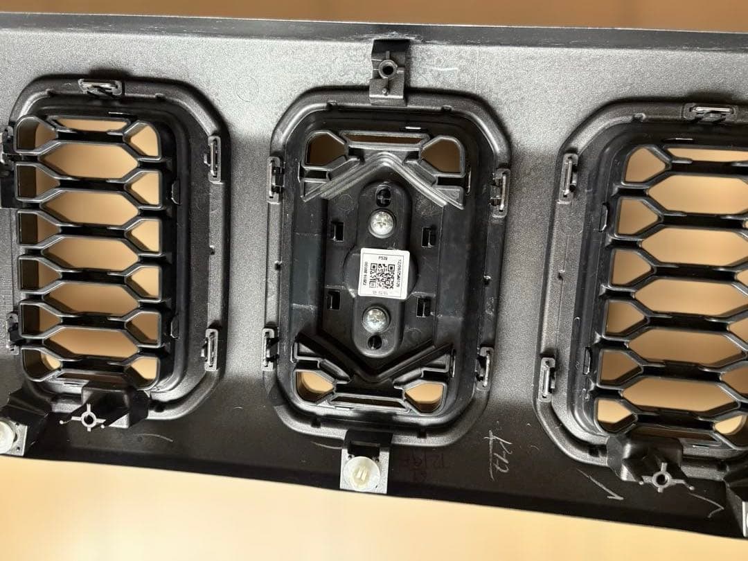 スズキ ジムニーノマド 純正グリル 新車外し