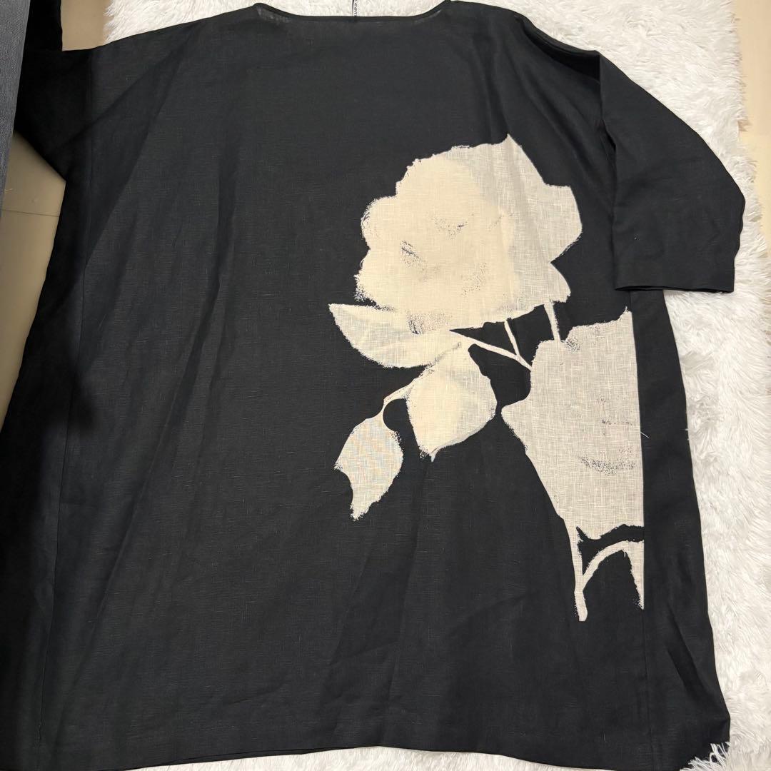 花柄デザインの7分袖黒いチュニック 同柄のスカーフ付き