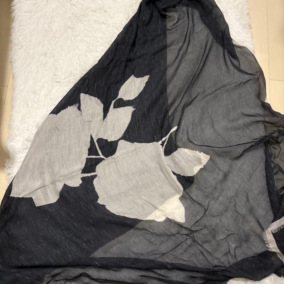 花柄デザインの7分袖黒いチュニック 同柄のスカーフ付き