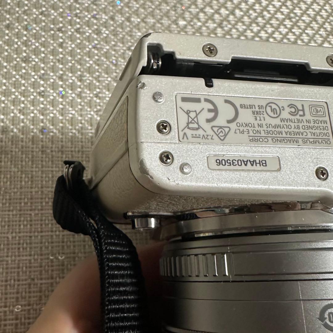 Olympus PEN ミラーレスカメラ ホワイト　画像のもの　レンズ付き