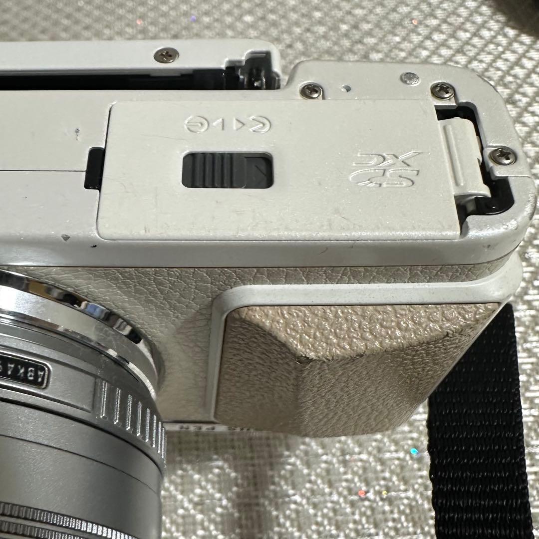 Olympus PEN ミラーレスカメラ ホワイト　画像のもの　レンズ付き