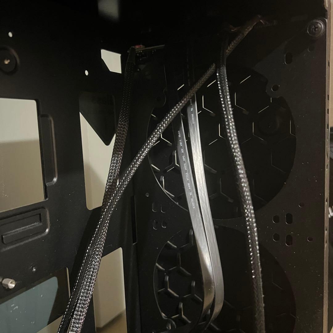 IN WIN ミドルタワー　ブラックガラスPCケース