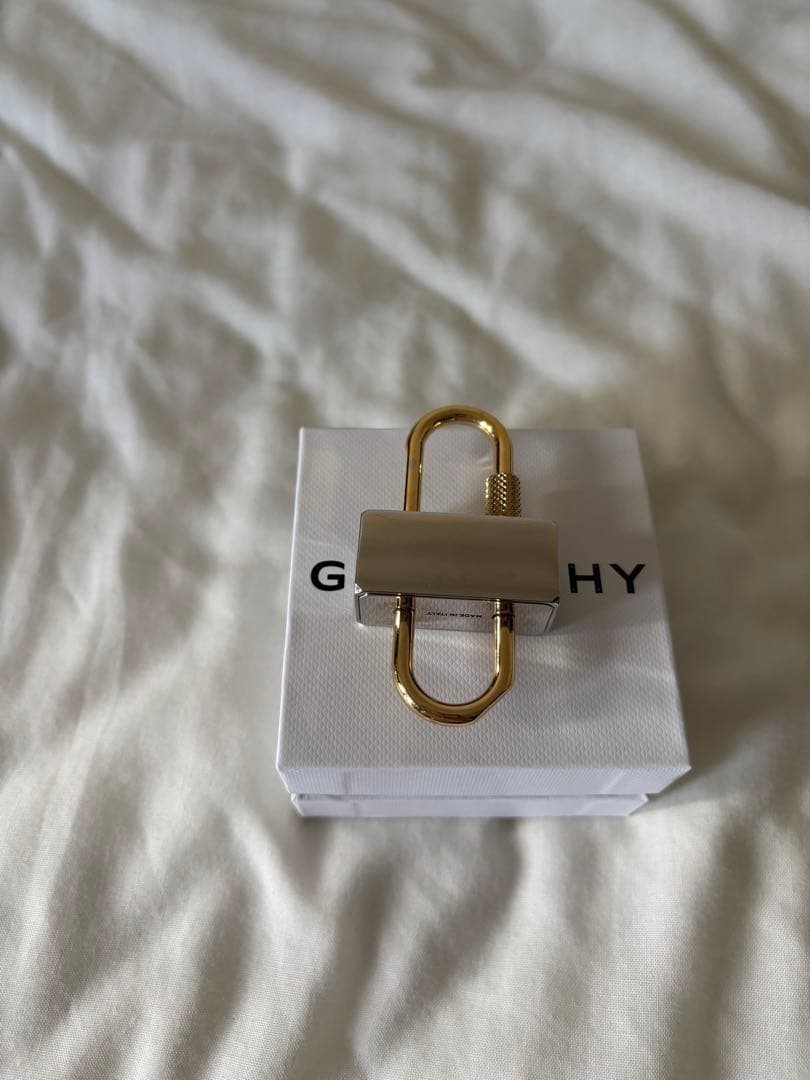 GIVENCHY キーホルダー