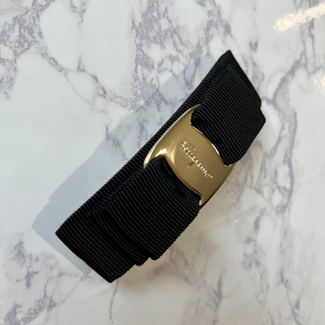 フェラガモ バレッタ　ブラック × ゴールド