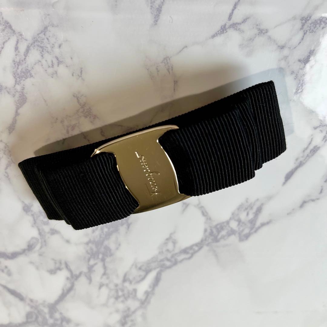 フェラガモ バレッタ　ブラック × ゴールド