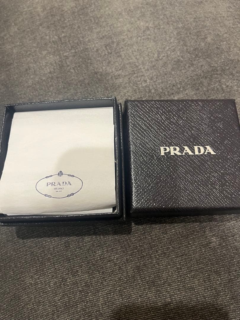 PRADA サフィアーノ キーリング トライアングル