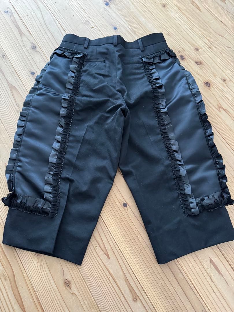 【特別値下げ】 コムデギャルソンフリル付きブラックハーフパンツ