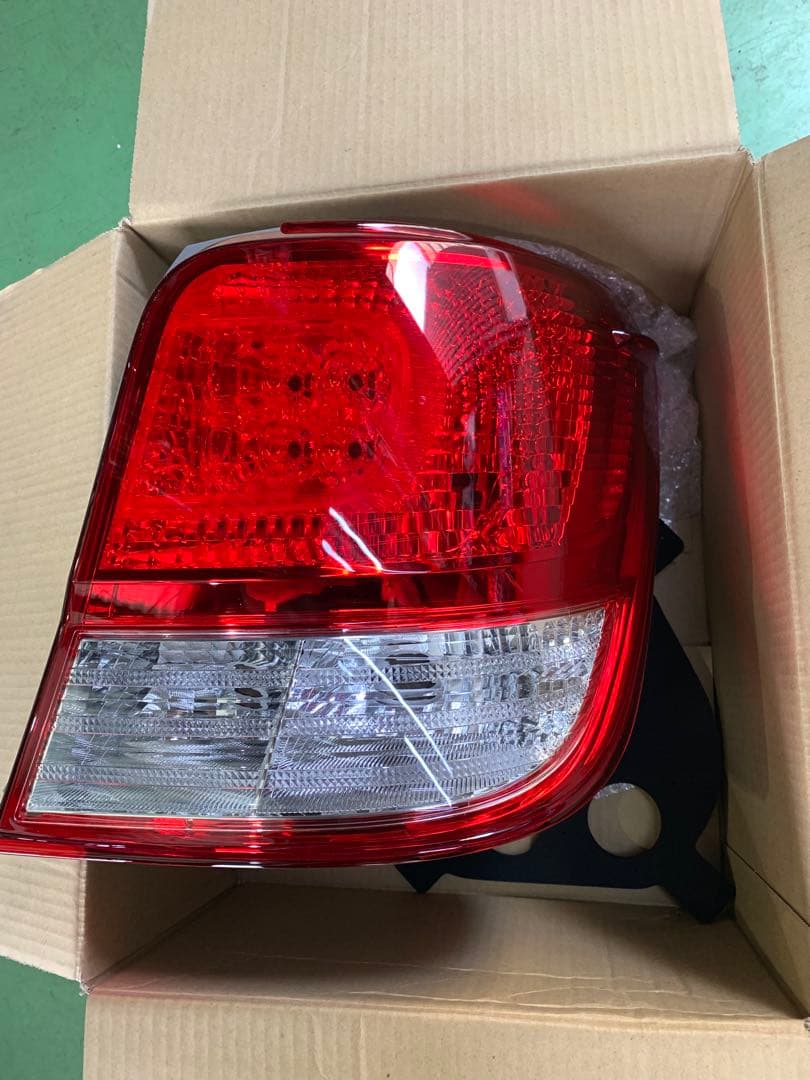 カローラアクシオ　新品右テールランプ　 トヨタ レンズ