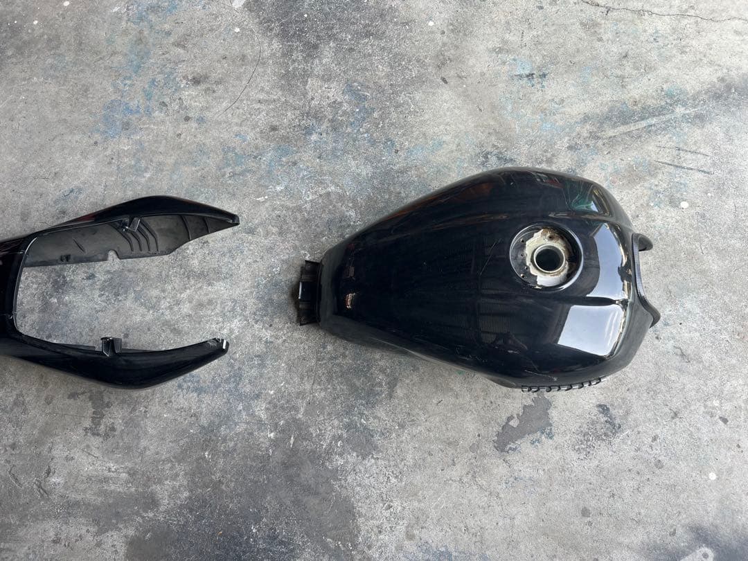 YAMAHA xjr400タンク凹みあり　サイドカウル、テールカウル付き