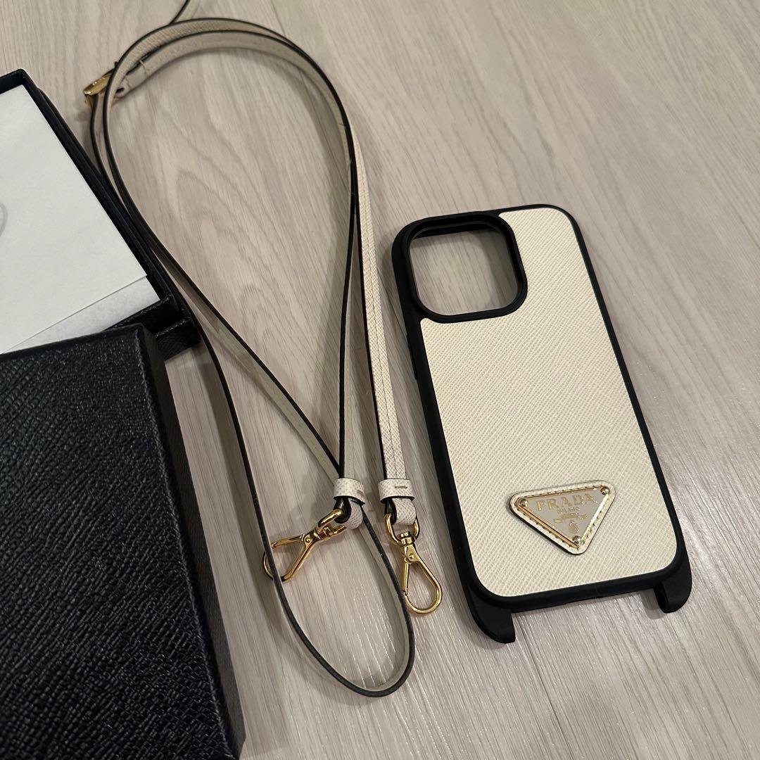 美品✨PRADA サフィアーノトライアングル iPhone14proケース