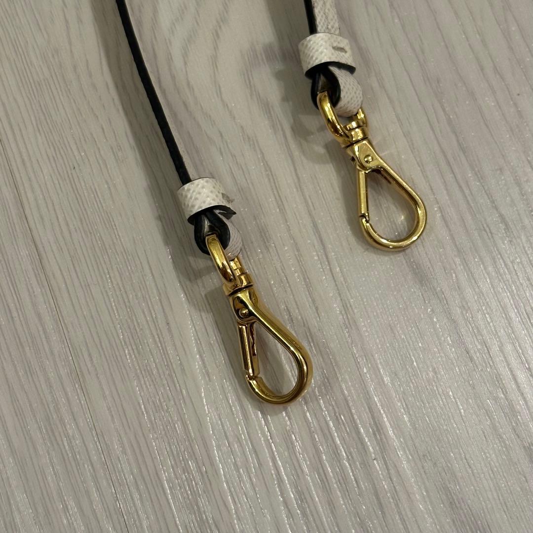 美品✨PRADA サフィアーノトライアングル iPhone14proケース