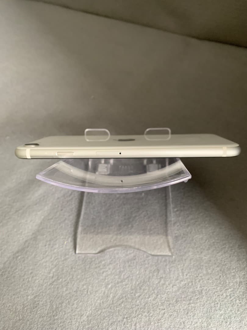 超美品　国内版　SIMフリー　iPhoneSE　第二世代　64GB ホワイト色