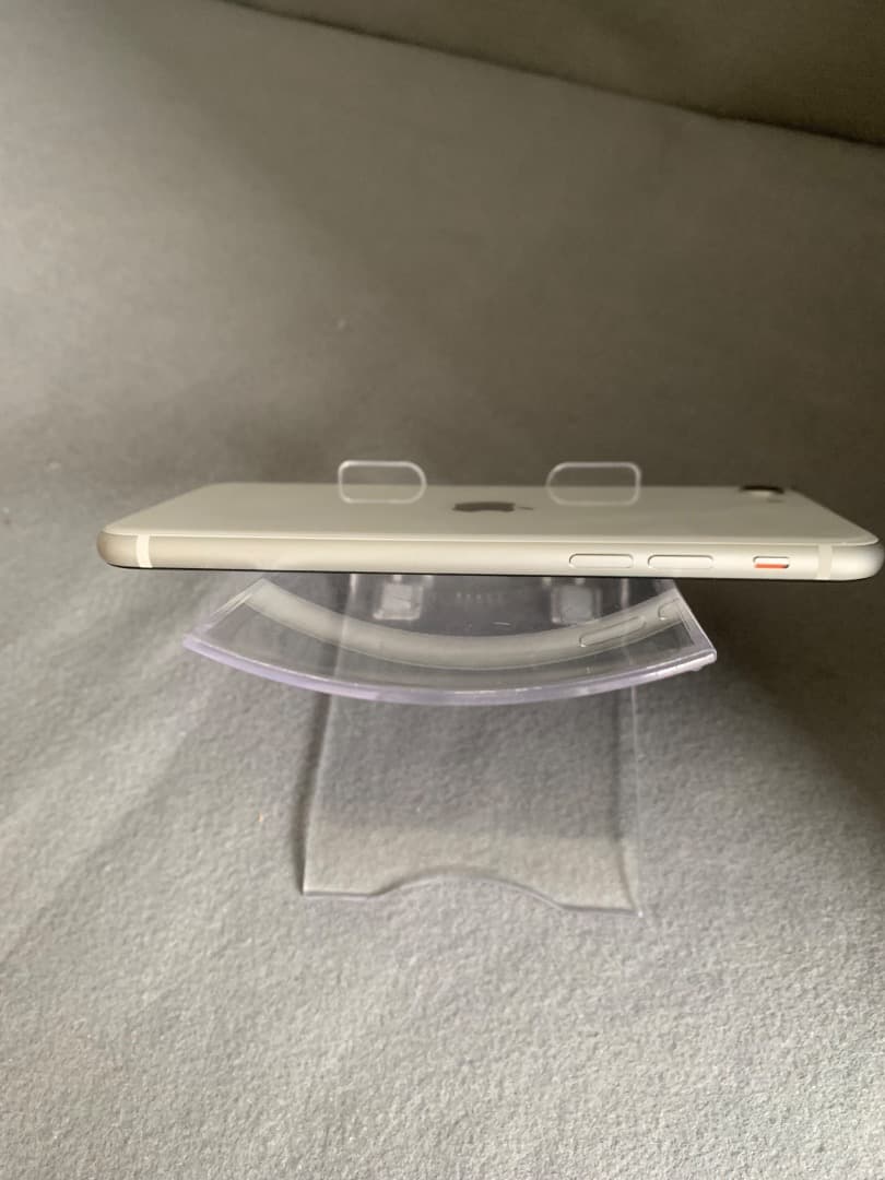 超美品　国内版　SIMフリー　iPhoneSE　第二世代　64GB ホワイト色