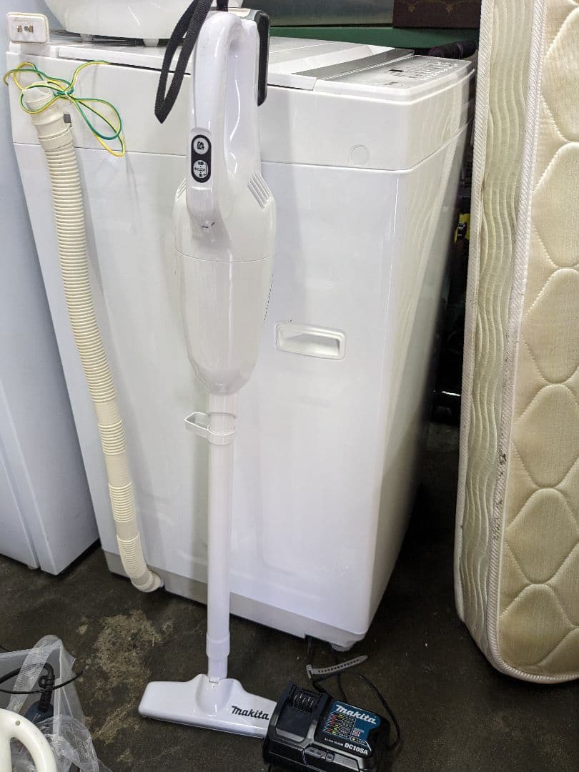 Akinori kawai　マキタ　コードレス掃除機　CL108FD