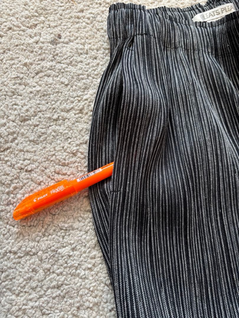 プリーツプリーズ　イッセイミヤケ　ポリエステル✖️綿　ストライプ　パンツ　ネイビー