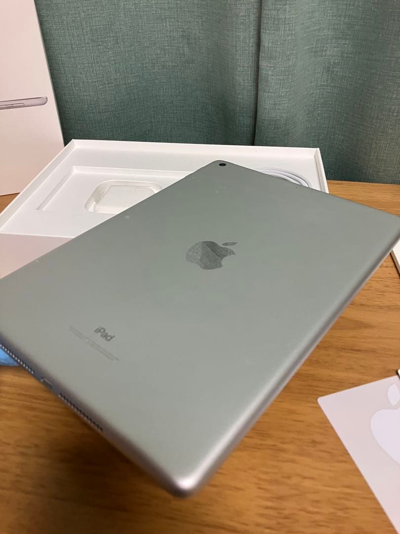 【美品】第6世代　iPad シルバー　Wi-Fi 32GB シートシール付