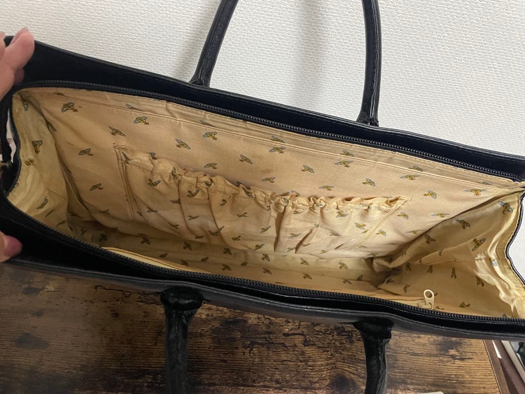 チャーム付き！ ヴィヴィアンウエストウッド　牛革　ビジネスバッグ