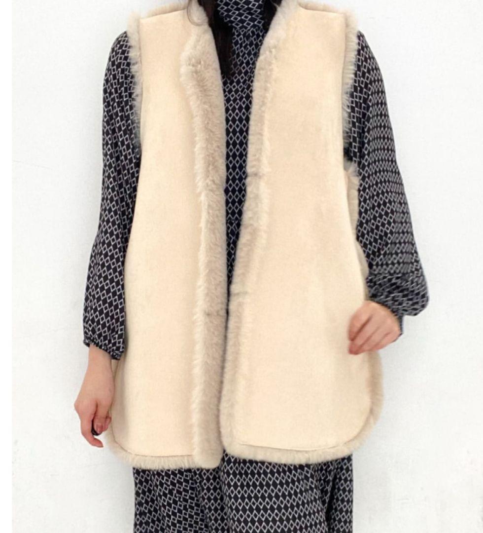 美品【l'armoire de luxe】エコファーリバーシブルベスト　ベージュ