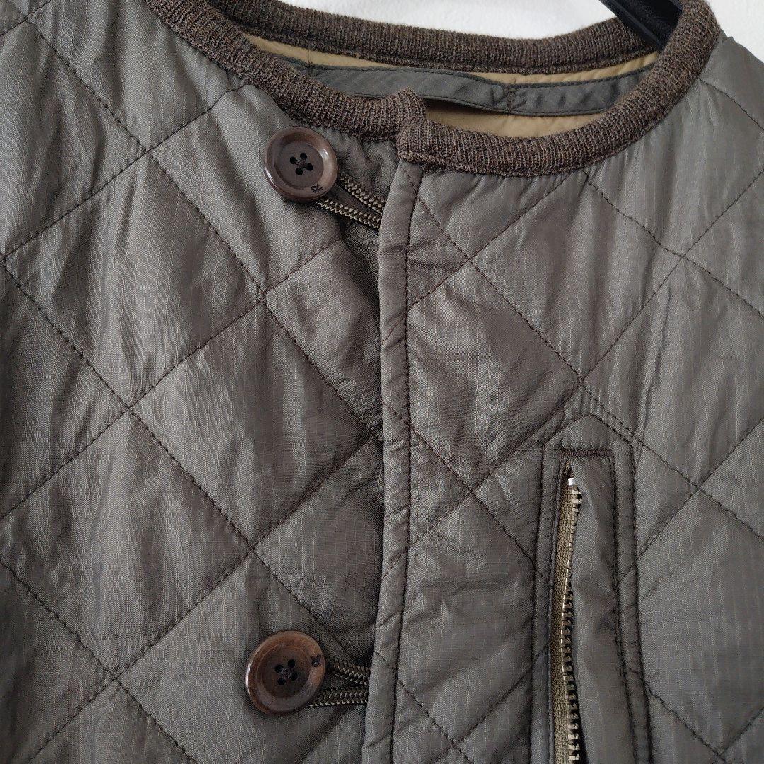 45Rリップストップナイロンキルトベスト ノーカラー カーキグレー 刺繍入3