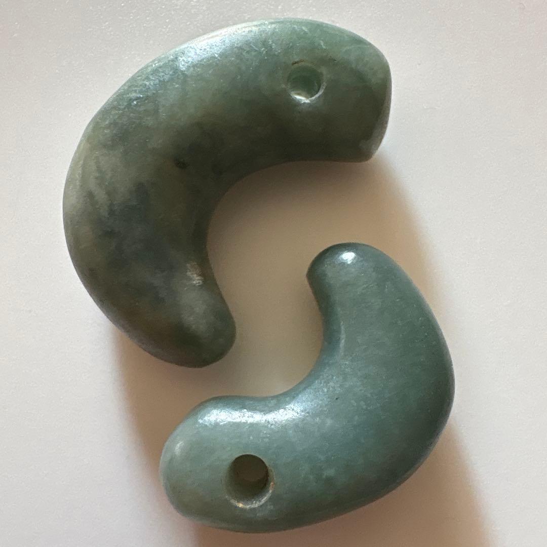 ヒスイ勾玉二つ