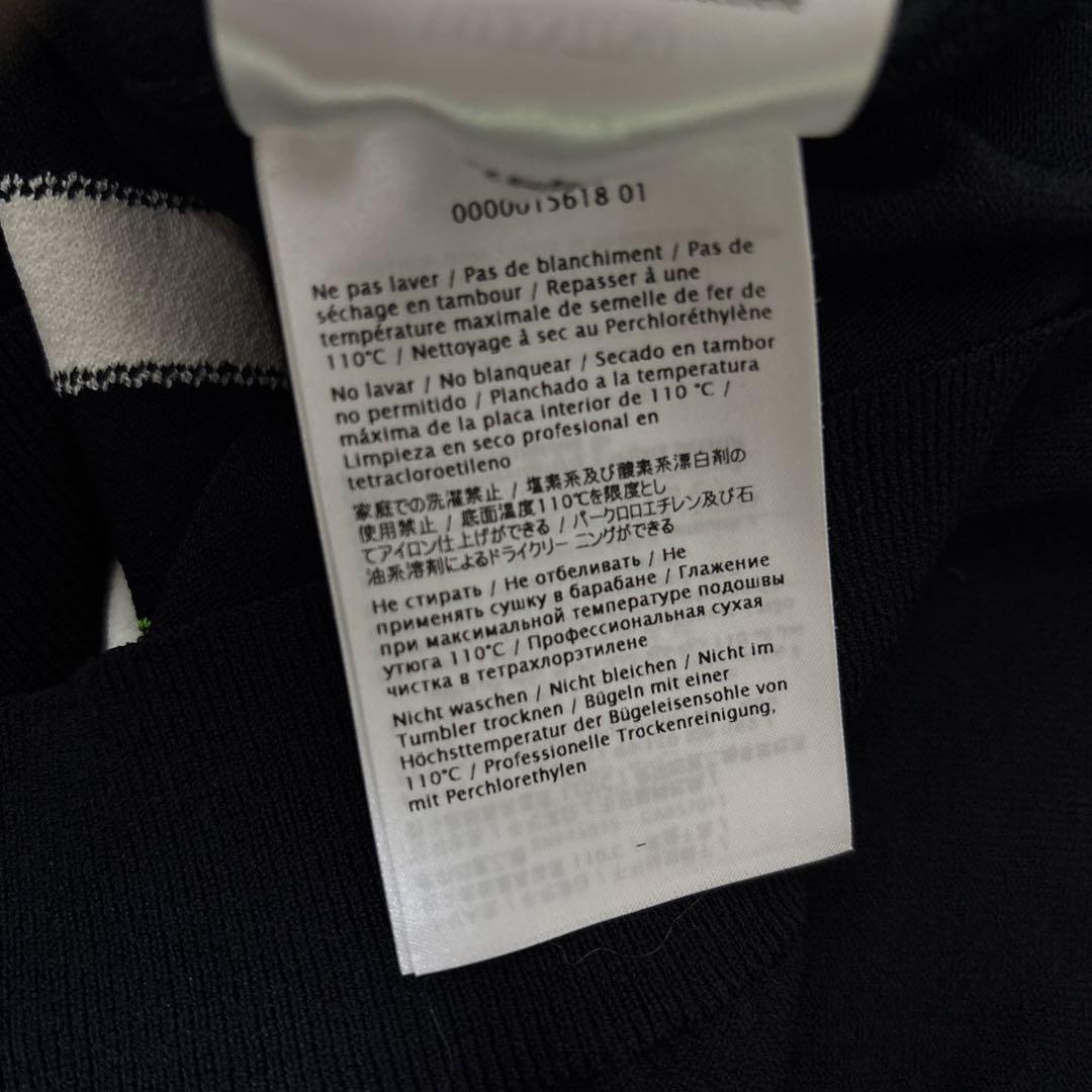 VALENTINO ブラック ネオングリーン Vロゴ