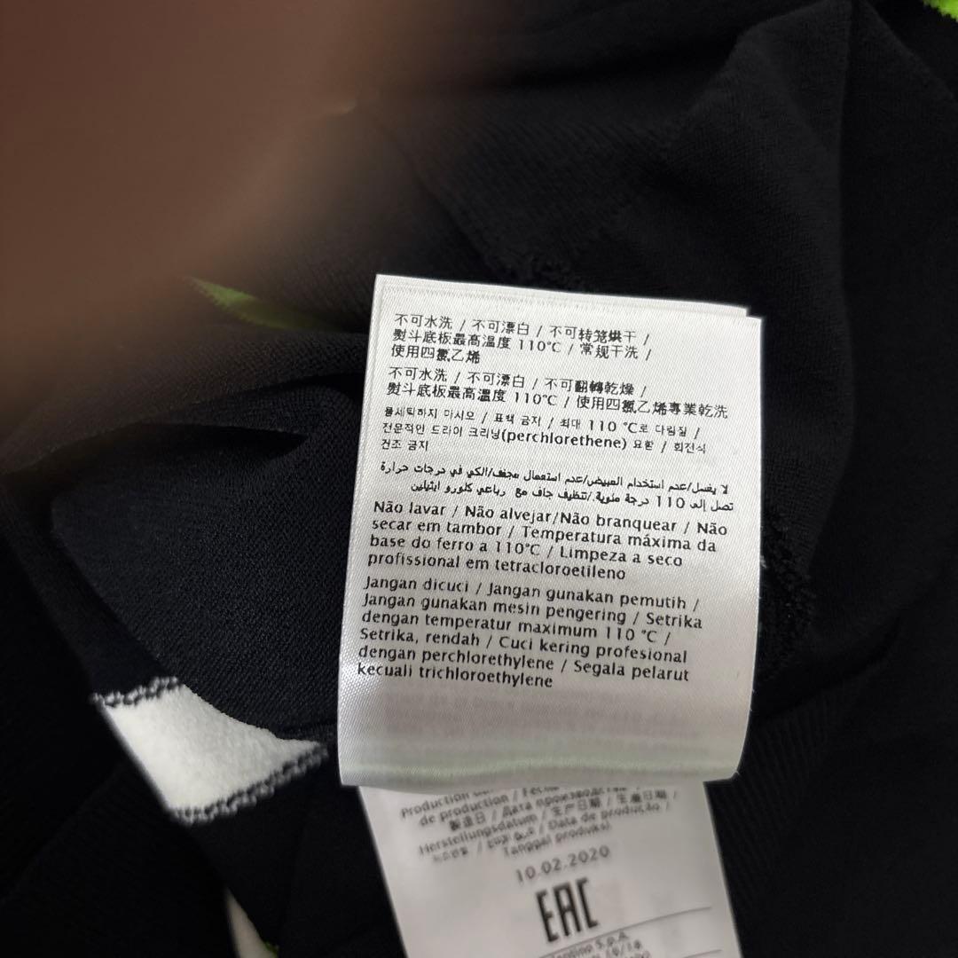 VALENTINO ブラック ネオングリーン Vロゴ