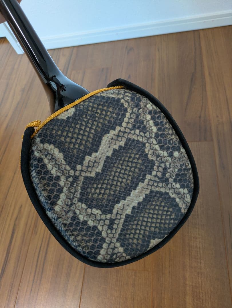 沖縄三線 蛇皮風 フルセット 譜面台兼スタンド 教本付 ケース・チューナー付