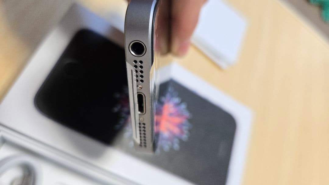 iPhone SE　32GB　スペースグレー