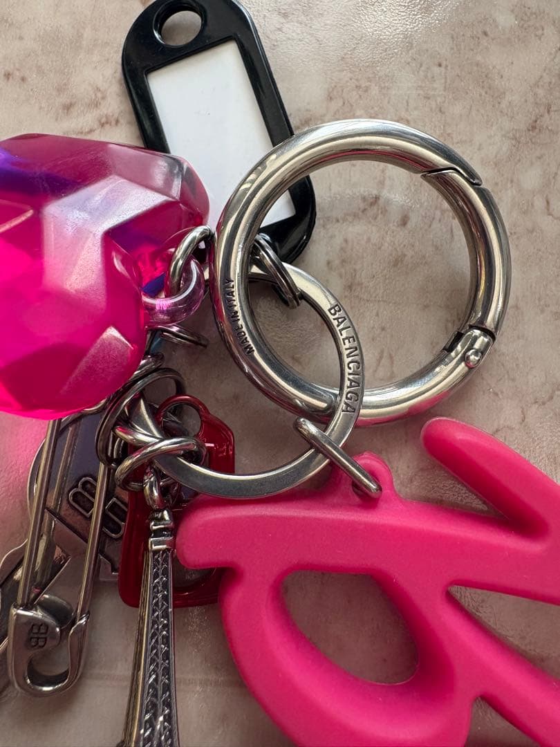 正規店購入 Balenciagaビッグ スーベニア キーホルダー チャーム