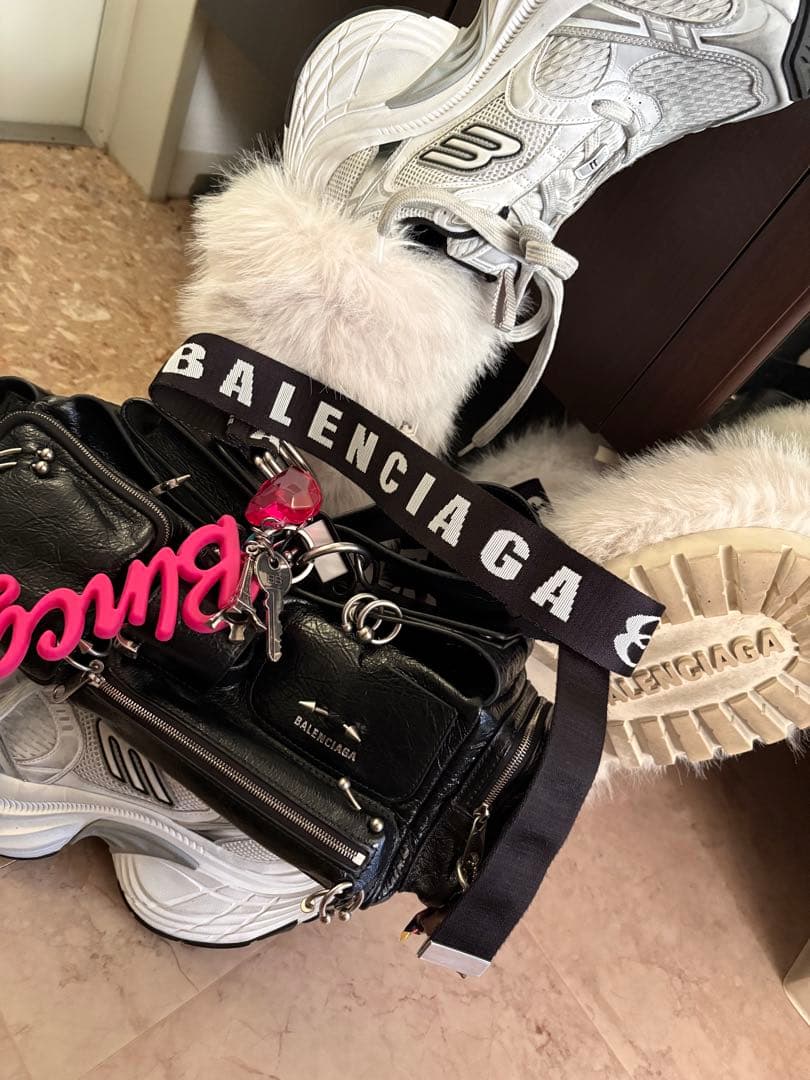 正規店購入 Balenciagaビッグ スーベニア キーホルダー チャーム