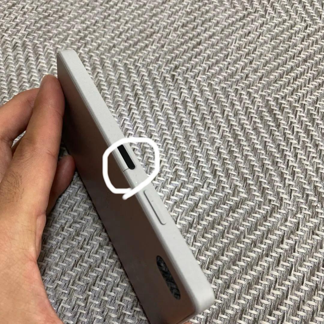 SO-53C Sony Xperia docomo シルバー（ケース・箱付き）