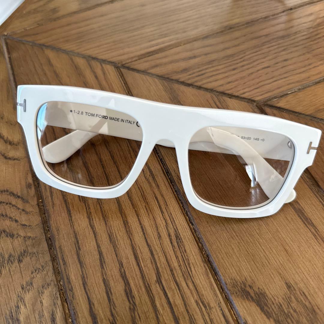 タ*～様 TOM FORD TF 5634-B ホワイトサングラス