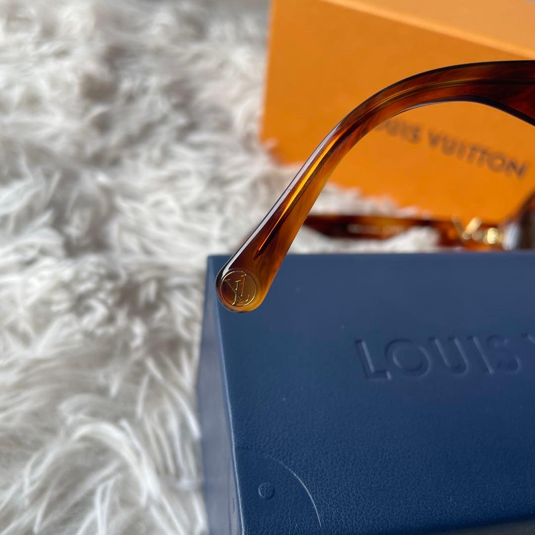 【極美品】ルイヴィトン サングラス エッセンシャルV E2374E