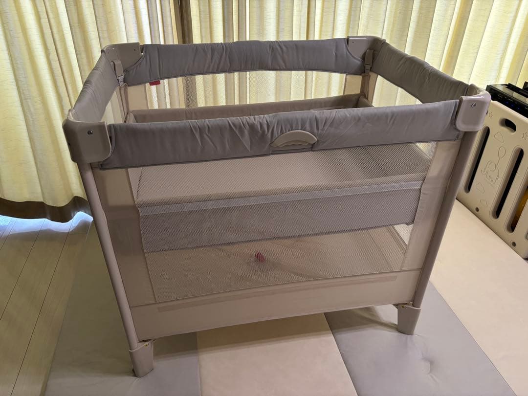 アップリカ ココネルエアーAB ホワイトグレー　ベビーベッド