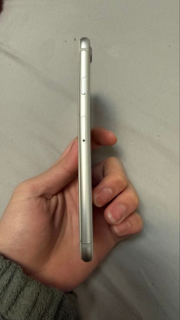 Apple iPhone 8 シルバー 画面ひびあり