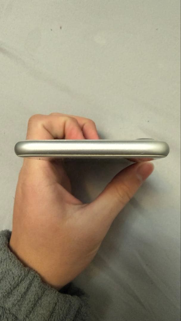 Apple iPhone 8 シルバー 画面ひびあり