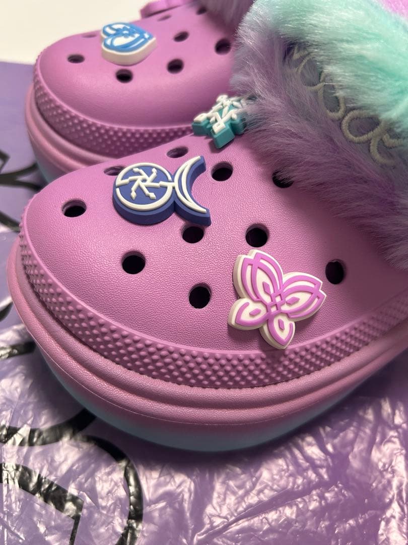 新品 23㎝ aespa×crocs クロックス　ファー　サンダル　エスパ