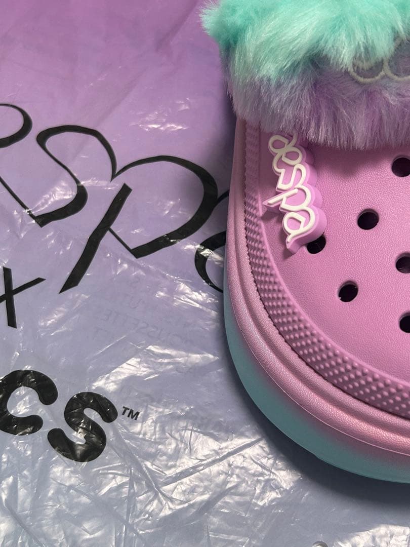新品 23㎝ aespa×crocs クロックス　ファー　サンダル　エスパ