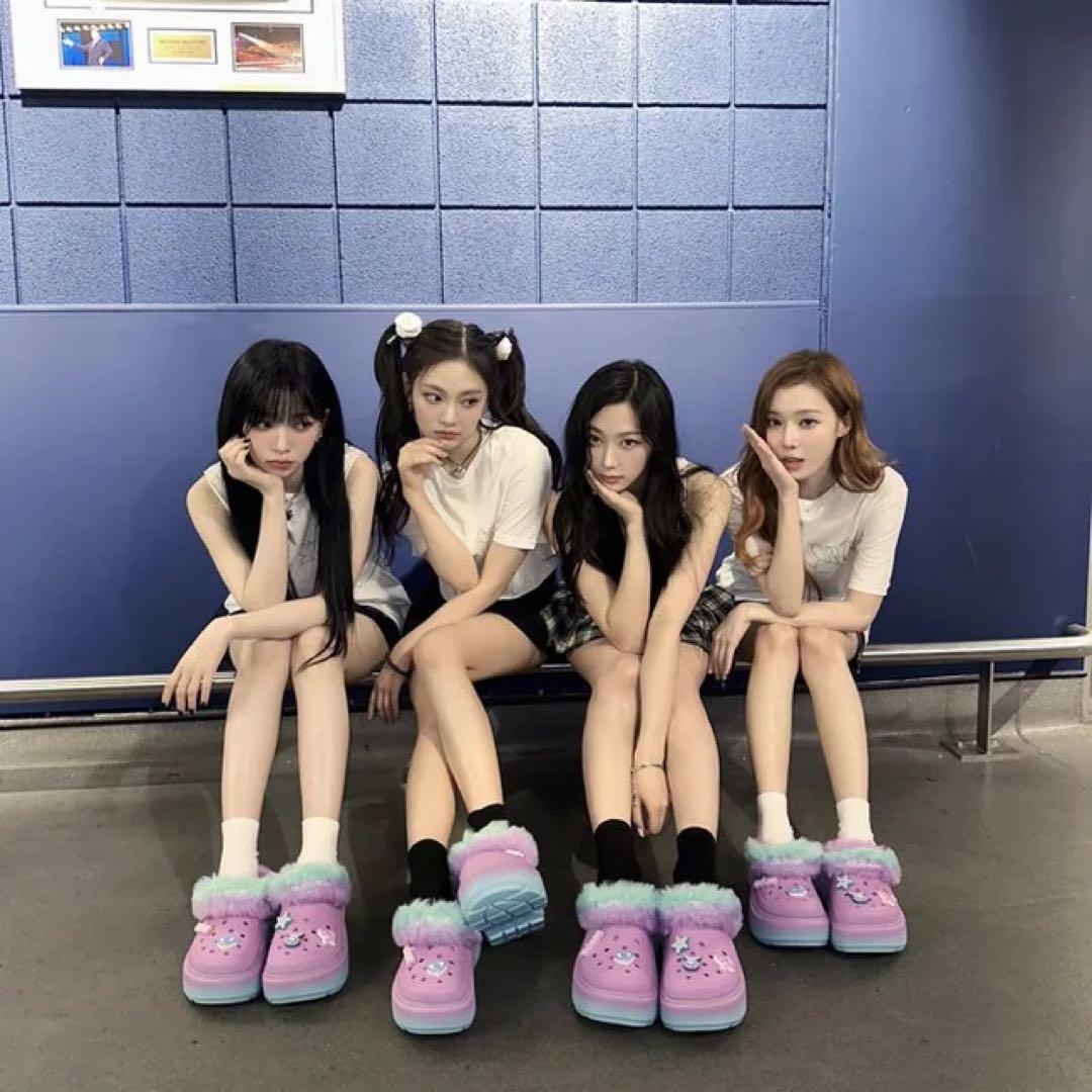 新品 23㎝ aespa×crocs クロックス　ファー　サンダル　エスパ