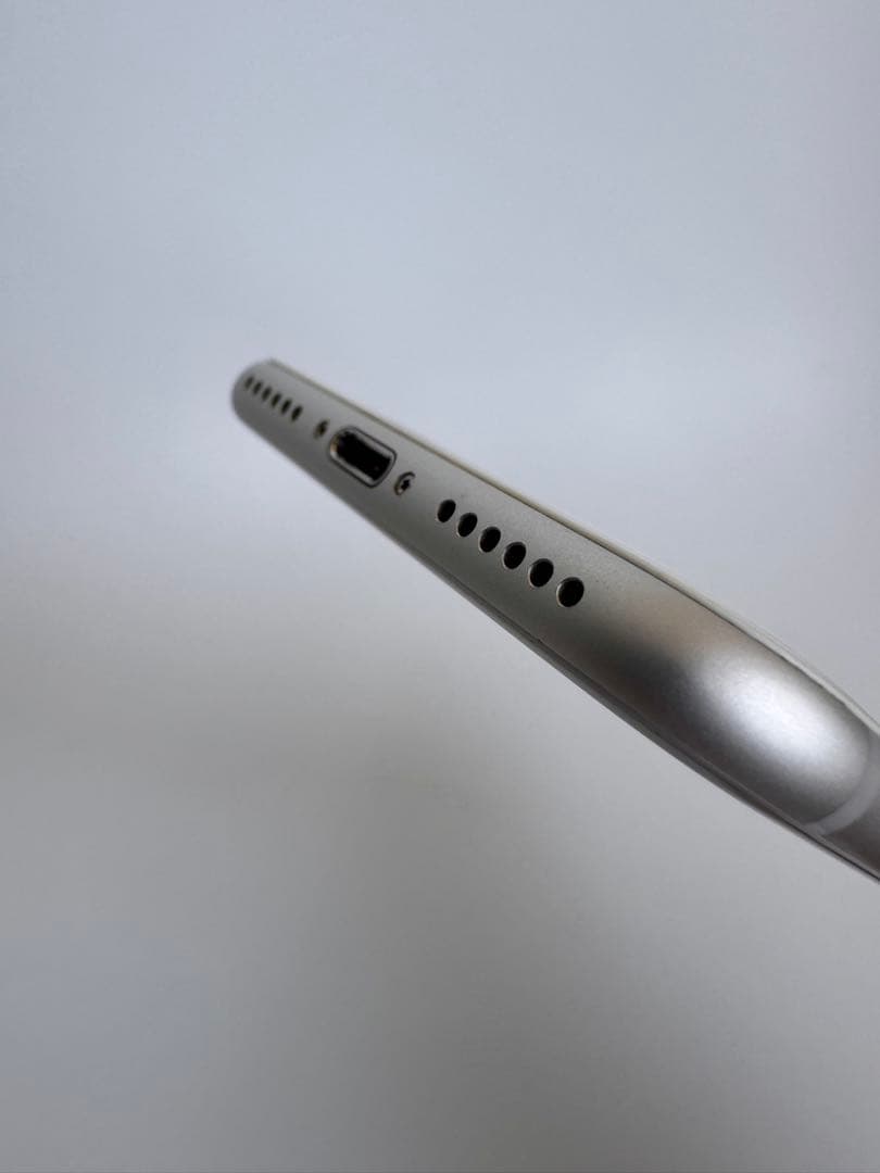 【超美品】Apple iPhone 8 シルバー 64GB バッテリー残100%