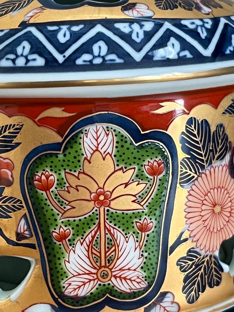 極錦金彩古伊万里　花柄陶器香炉 金色の蓋付き　未使用